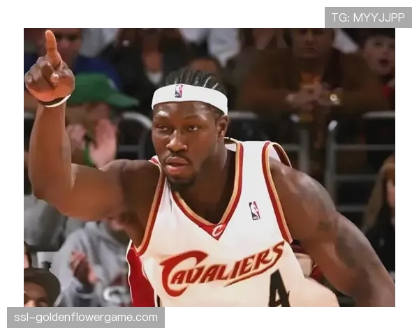 特写：活塞主场致敬本·华莱士入选名人堂，升起其3号球衣